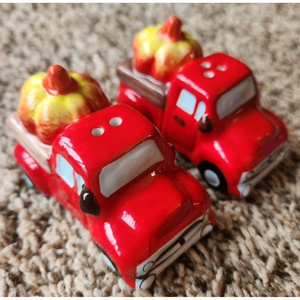 Red Harvest Truck Pumpkin Ceramic Salt and‎ Pepper Shakers Set Fall Decor